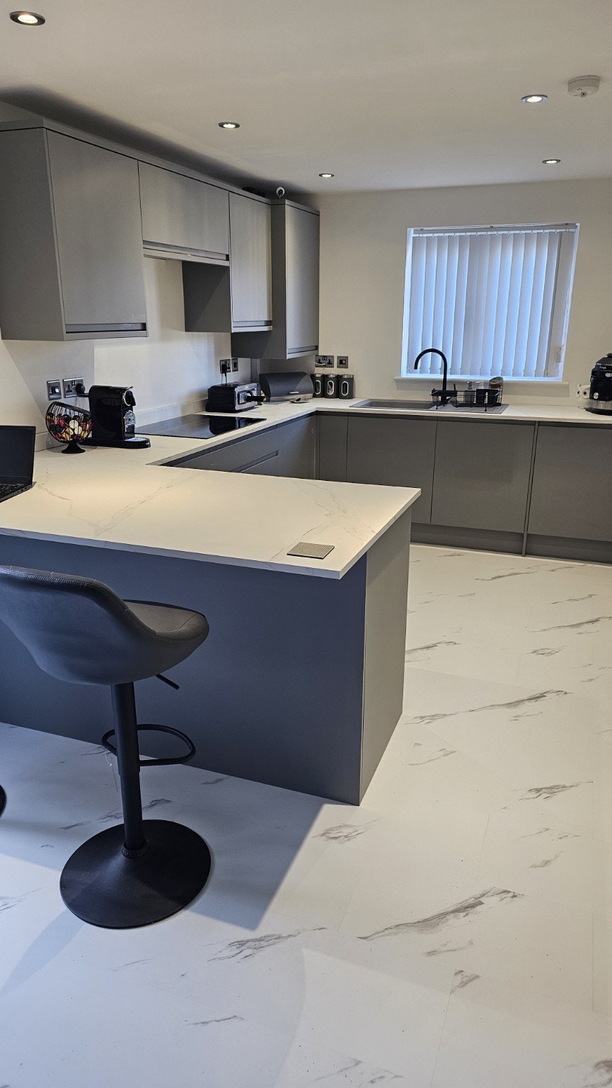 Kitchen & breakfast bar